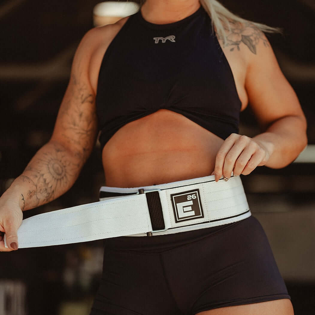 Woman demonstrating Self Locking Weightlifting Belt during workout, showcasing its quick-release buckle and durable design.