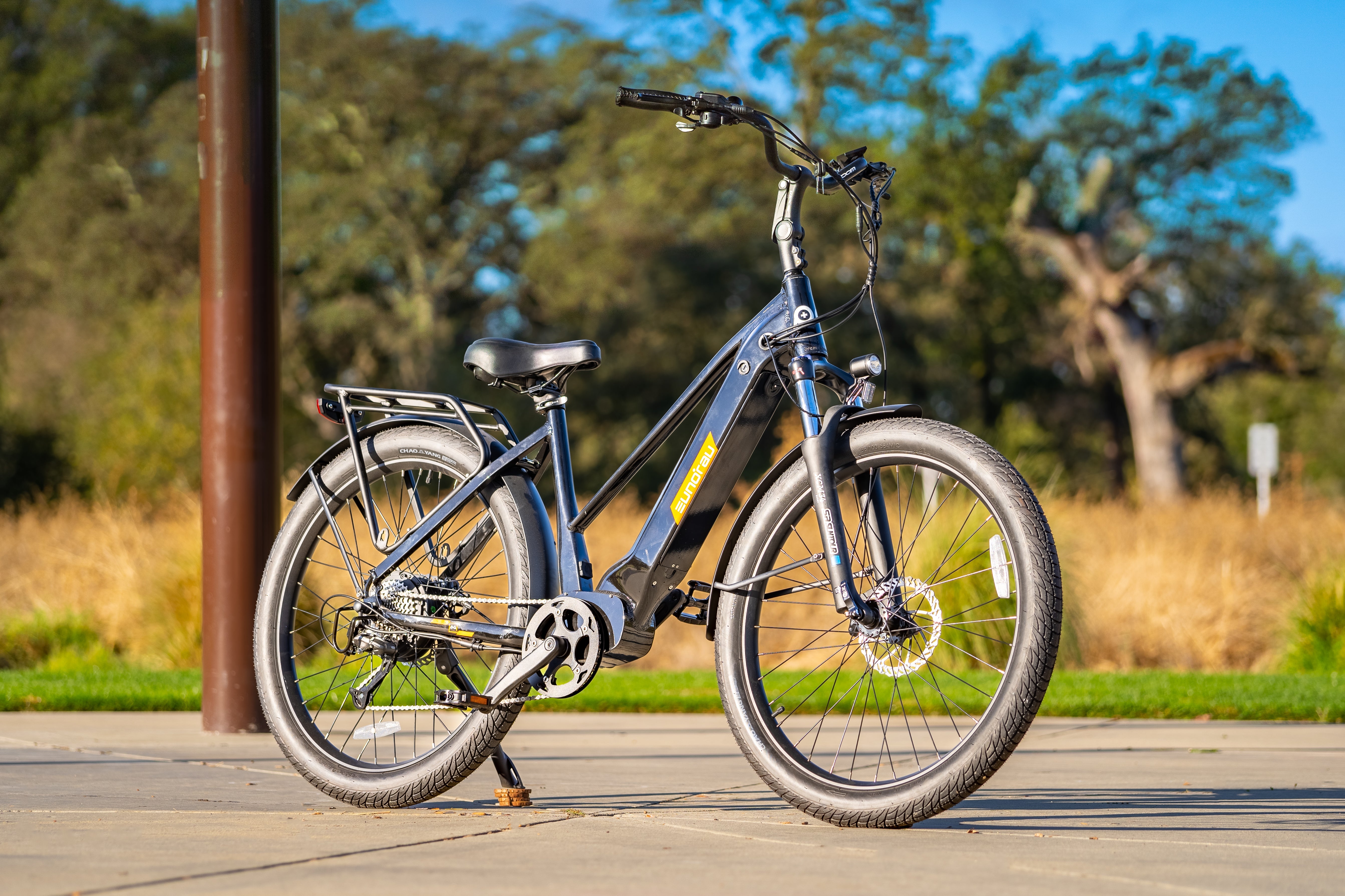 City Model Meta275 E-Bike showcased outdoors with a sleek design and sturdy wheels on a sunny day.