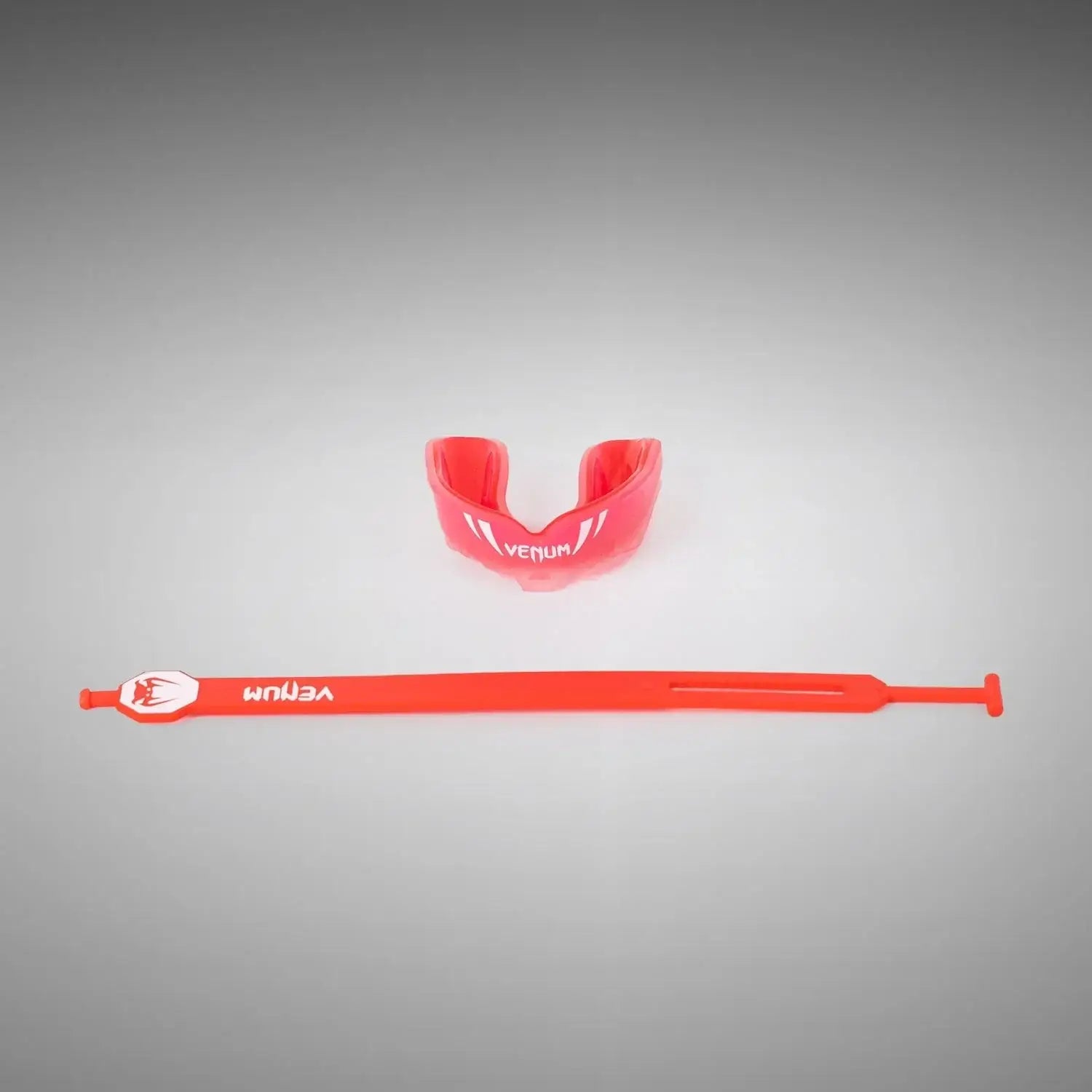Venum Challenger Kids Mouthguard Strap/Strapless in red with matching strap for intense training protection.
